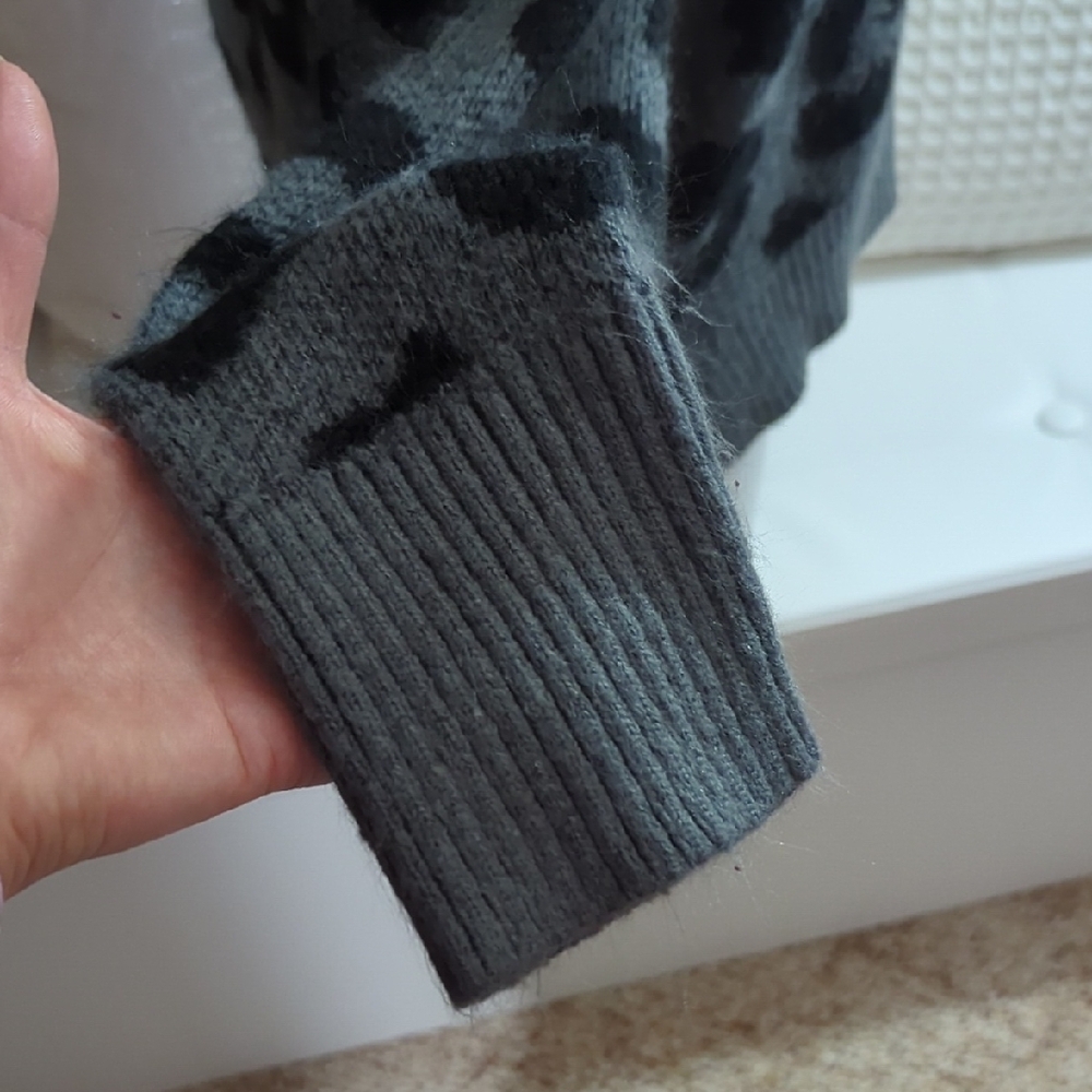 6/$15 Cozy Leopard Print Crewneck Sweater – Gray/Black (XXL) | By George - Picture 6 of 15